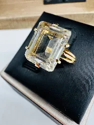 bague ornée d'une quartz blanc (rayures) taille emeraude or 750 millième (18 ct) 4,16g