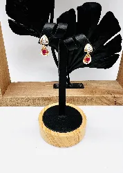 boucles d'oreilles 2 ors chacune ornée d'un rubis forme poire or 750 millième (18 ct) 2,28g
