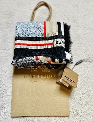 burberry grand carré bleu claire en laine et soie monogram avec rayures iconiques