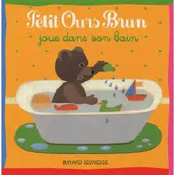 livre petit ours brun joue dans son bain