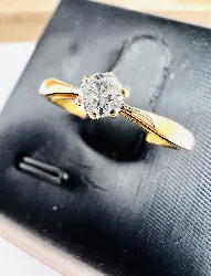 bague or solitaire ornée d'un diamant environ 0,16ct or 750 millième (18 ct) 1,42g