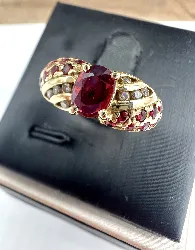 bague rubis et diamants (marques sur la pierre centrale) or 750 millième (18 ct) 3,60g