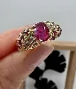 bague rubis et diamants (marques sur la pierre centrale) or 750 millième (18 ct) 3,60g