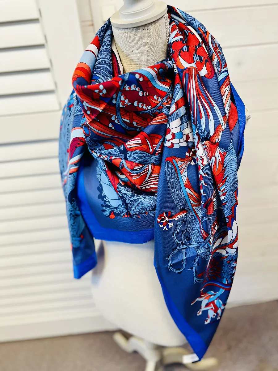 Carré 90 Astral Flowers Twill de soie bleu foncé multicolore