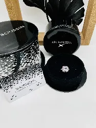 mauboussin bague petit visage d'amour centrée d'une améthyste épaulée de 6 diamants or 750 millième (18 ct) 6,62g