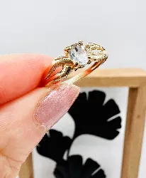 bague centrée d'une aigue marine ovale facettée or 750 millième (18 ct) 1,78g