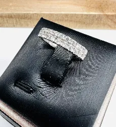 bague en or blanc sertie de 2 rangées d'oxydes or 750 millième (18 ct) 2,90g