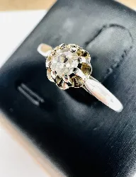 bague solitaire or gris ornée d'un petit diamant taille ancienne environ 0,08ct or 750 millième (18 ct) 1,27g