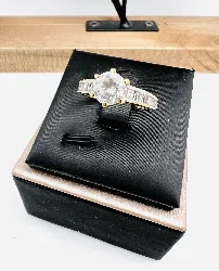 bague solitaire oxyde épaulé de ligne d'oxydes taille bagettes or 750 millième (18 ct) 3,82g