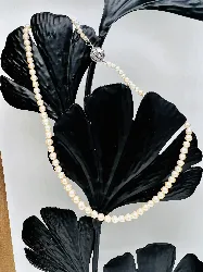 collier perles de culture en chute avec le fermoir en boule or gris sertie de diamants or 585 millième (14 ct) 14,36g