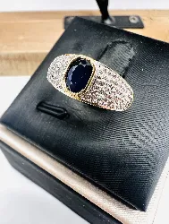 bague 2 ors centrée d'un saphir épaulé d'un pavage de diamants or 750 millième (18 ct) 2,63g