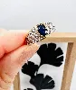 bague 2 ors centrée d'un saphir épaulé d'un pavage de diamants or 750 millième (18 ct) 2,63g