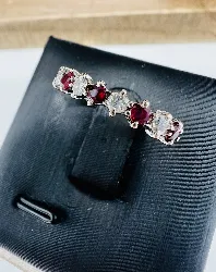 bague demie alliance en or blanc ornée de 4 diamants et 5 rubis or 750 millième (18 ct) 2,43g