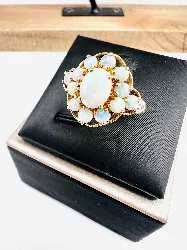 bague fleur centrée d'une opale ovale entourée de 12 opales rond or 750 millième (18 ct) 3,93g
