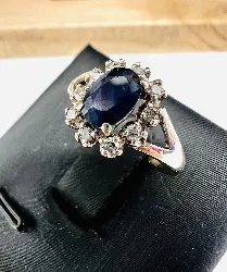 bague marguerite en or gris centrée d'un saphir entouré de 10 petits diamants or 750 millième (18 ct) 3,27g