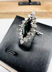 bague marquise saphir forme navette entouré de 16 diamants environ 0,32ct au total or 750 millième (18 ct) 3,23g