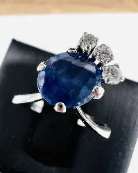 bague or blanc ornée d'un saphir bleu et 3 diamants or 585 millième (14 ct) 4,01g