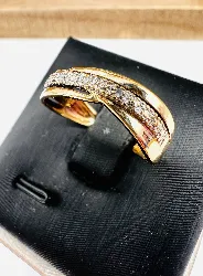 bague or centrée d'1 ligne de motifs et 4 petits diamants or 750 millième (18 ct) 2,45g