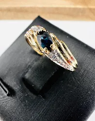 bague or centrée d'un saphir oval épaulé de 2 oxydes or 375 millième (9 ct) 1,30g