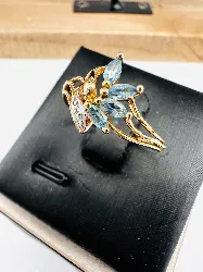 bague or ornée de 4 topaze bleues forme navette et 1 petit diamant or 750 millième (18 ct) 2,10g