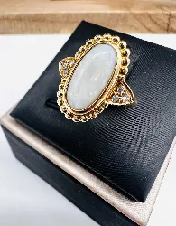 bague ornée d'une opale épaulée de 6 diamants  or 750 millième (18 ct) 4,64g