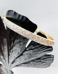 bracelet jonc ouvrant or orné de 49 diamants or 750 millième (18 ct) 16,90g