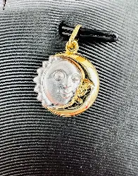 pendentif lune et soleil en 2 ors or 750 millième (18 ct) 1,10g