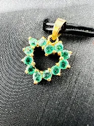 pendentif or coeur serti des émeraudes or 750 millième (18 ct) 0,84g