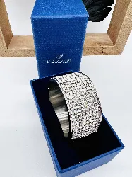 swarovski bracelet jonc ouvrant moitier pavage de cristaux et moitier en cuir de veau