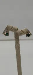 23025350 boucles d'oreilles puce plaqué or centrée d'un oxyde vert carré entouré des oxydes