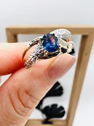 bague 2 ors centrée d'un saphir environ 0,30ct et 2 petits diamants or 375 millième (9 ct) 1,05g