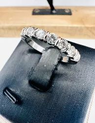 bague demi-alliance américaine en or blanc ornée de 8 diamants environ 0,64ct total or 750 millième (18 ct) 4,22g