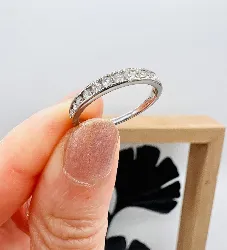 bague demi-alliance américaine ornée de 11 diamants environ 0,22ct au total or 750 millième (18 ct) 2,42gr