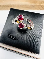 bague en 2 ors ornée de 2 rubis épaulés de petits diamants taille ancienne or 750 millième (18 ct) 2,18g