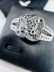 bague or blanc mauboussin chance of love n°3 dont le diamant central evr 0,30ct or 750 millième (18 ct) 3,57g