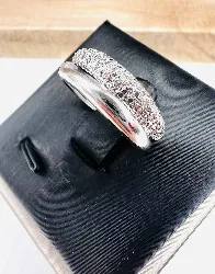 bague or blanc motifs diamantés ornée de 4 petits diamants or 750 millième (18 ct) 2,65g