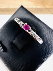 bague or mauboussin capsule d'emotions or blanc rubis épaulé de 6 petits diamants or 750 millième (18 ct) 2,28g