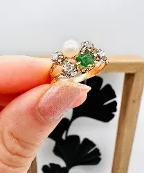 bague or ornée d'une perle de culture blanche, une émmeraude et 4 diamants taille ancienne or 750 millième (18 ct) 3,02g