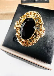 bague or ornée d'une pierre de grenat ovale or 750 millième (18 ct) 3,93g