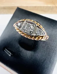 bague or & platine centrée de 3 diamants taille brillant or 750 millième (18 ct) 3,29g