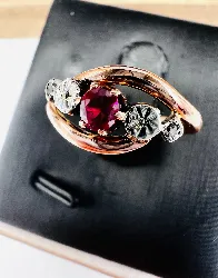 bague or rose centrée d'une pierre rouge or 750 millième (18 ct) 1,94g