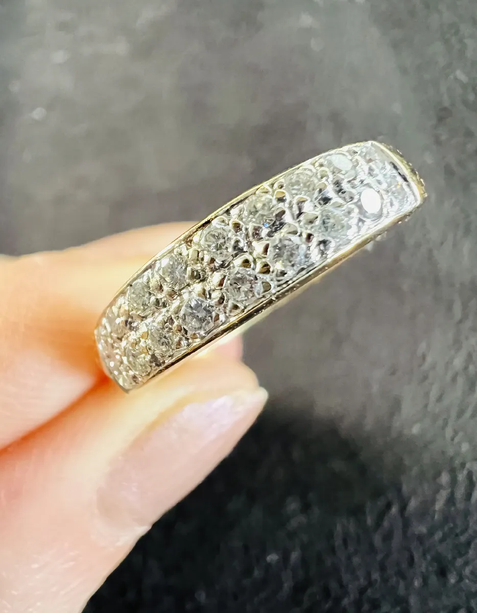 Bague En Or 750/1000 (18 Carats) Ornée De 2 Lignes De Diamants (total ~0.25 Ct) - Occasion