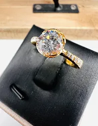 bague or solitaire oxyde épaulé d'1 ligne d'oxydes or 750 millième (18 ct) 4,16g