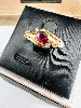 bague ornée d'un rubis forme ovale épaulé de 2 petits oxydes or 750 millième (18 ct) 1,49g
