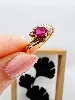bague ornée d'un rubis forme ovale épaulé de 2 petits oxydes or 750 millième (18 ct) 1,49g
