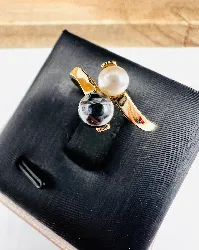 bague ornée d'une perle d'hématite et une perle de culture blanche or 750 millième (18 ct) 2,42g