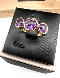 bague ornée de 3 améthystes rondes facettées or 750 millième (18 ct) 3,16g