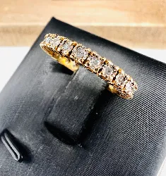 bague tout americains ornée de 24 diamants environ 0,24ct or 750 millième (18 ct) 3,01g