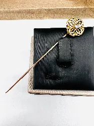 epingle ancienne en or motif ajouré centré d'un petit diamant taille ancienne or 750 millième (18 ct) 3,13g