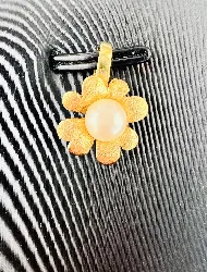 pendentif fleur centrée d'une perle de culture or 750 millième (18 ct) 1,27g